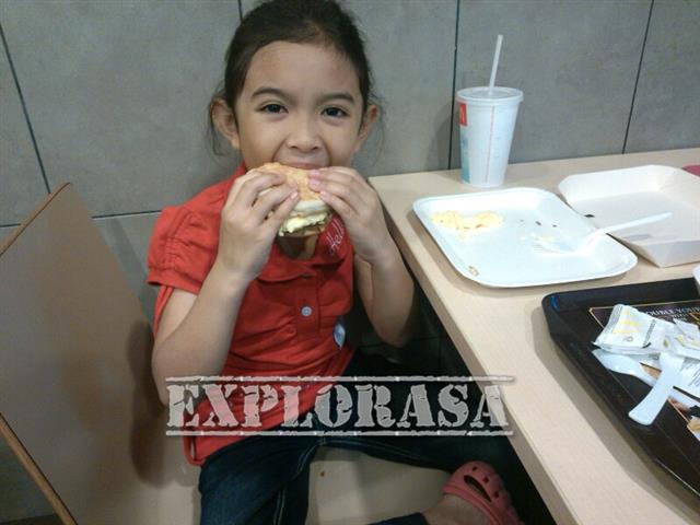 gambar budak makan burger