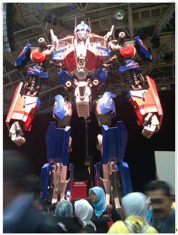 Optimus Prime dengan size sebenar Di Taman Tema Genting