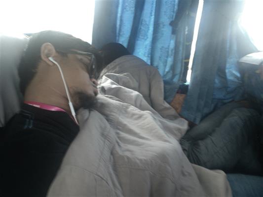 gambar orang tidur dalam bas