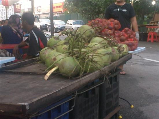 buah kelapa dan manggis pun ada dijual. buah-buahan ini boleh menyejukkan badan selepas makan durian