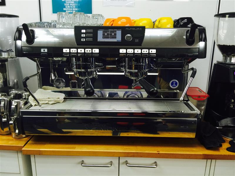 mesin pembancuh kopi yang berharga puluhan ribu ringgit
