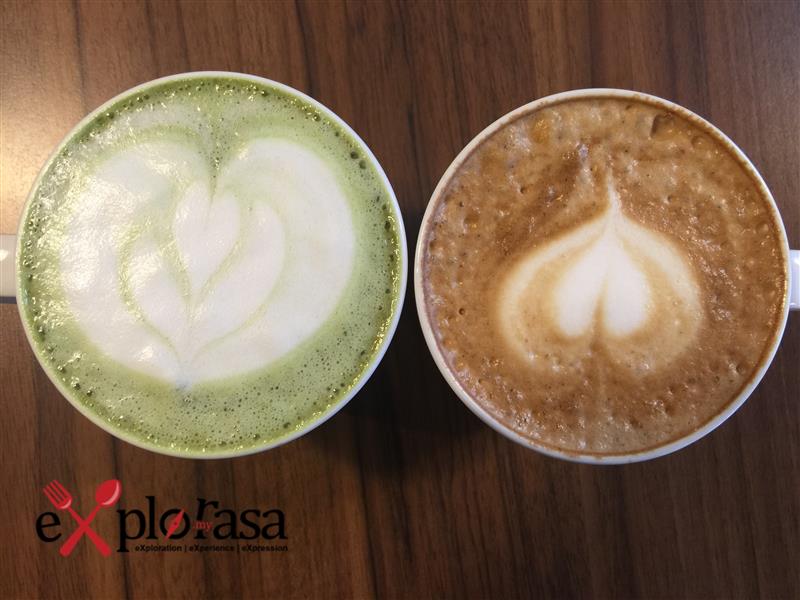 Green Tea Latte (kiri), Cafe Latte (kanan)