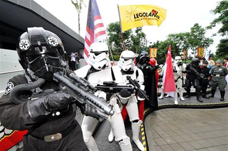 star-wars-legoland-real-stormtrooper