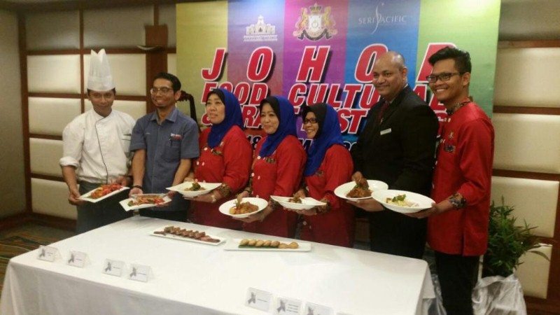 barisan chef yang menyediakan menu-menu masakan Johor tersebut