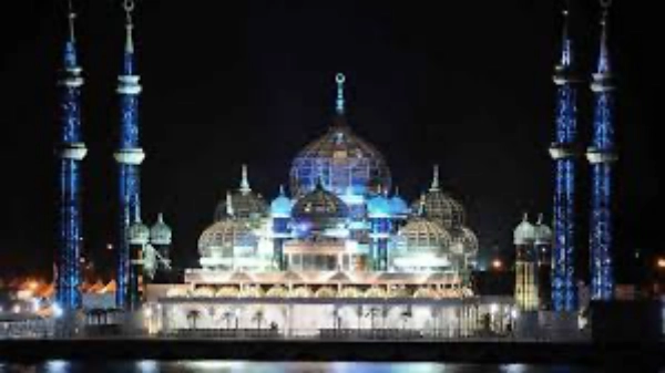 pemandangan masjid kristal kuala terengganu yang sangat menakjubkan di waktu malam